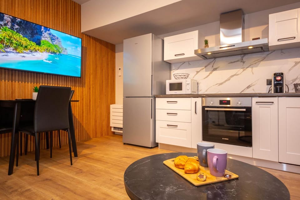 Kitchen or kitchenette, Dining area
