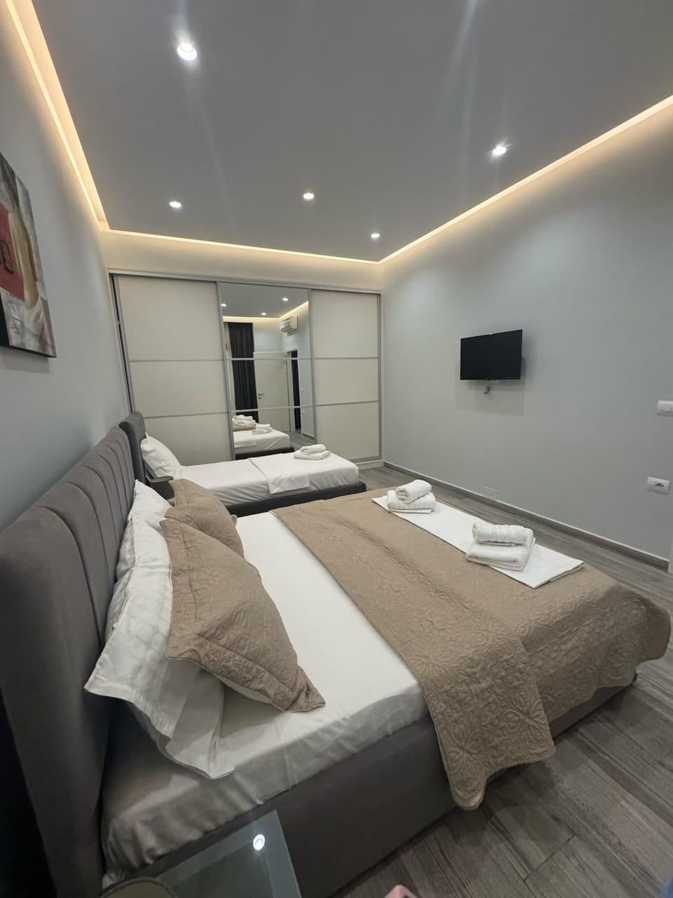 Bed, TV and multimedia, Photo of the whole room, Bedroom, towels