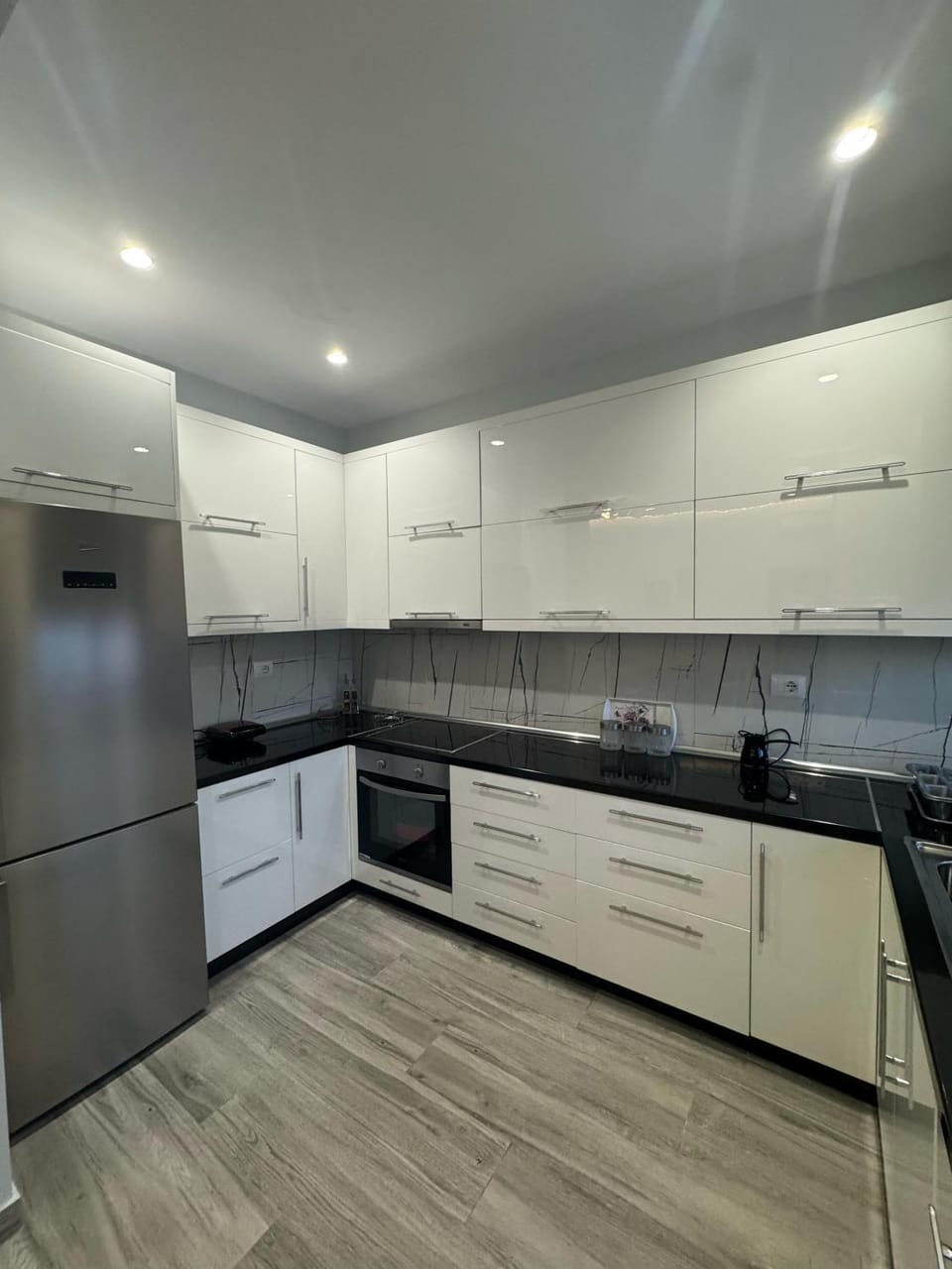 Kitchen or kitchenette, dishwasher, minibar, oven, stove