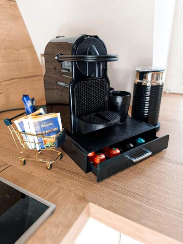 Coffee/tea facilities, Kitchen or kitchenette, Living room, Seating area