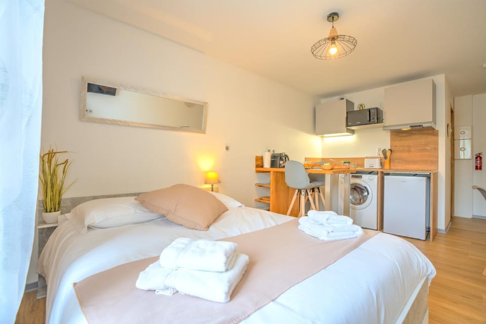 Bed, Photo of the whole room, Bedroom, towels
