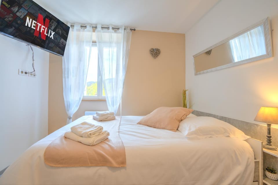 Bed, TV and multimedia, Photo of the whole room, Bedroom, towels