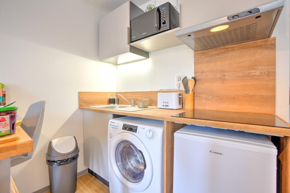 Kitchen or kitchenette, minibar, stove, toaster, washing machine, dryer