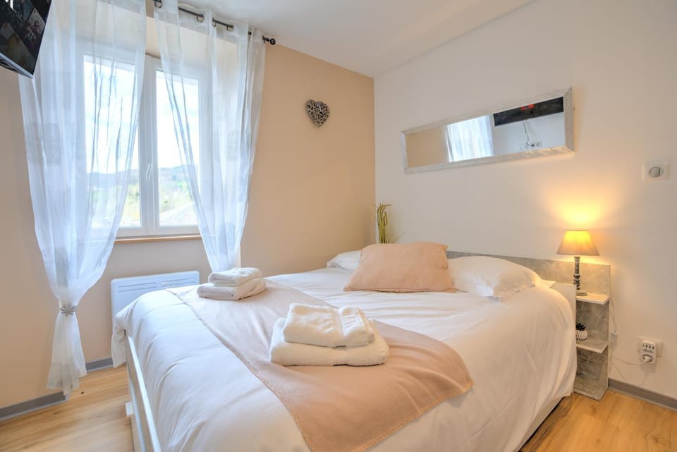 Bed, Photo of the whole room, Bedroom, internet, towels