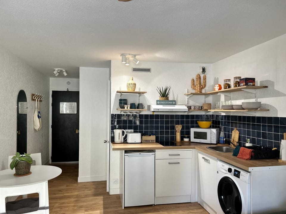 Coffee/tea facilities, Kitchen or kitchenette, stove, toaster