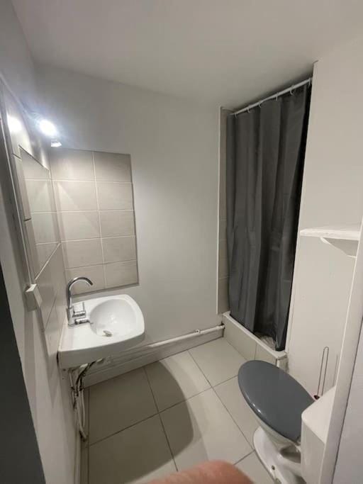 Apt 6 personnes plus 2 enfants 200m de la plage ,Draps et serviettes non fournies Apartment in Agde