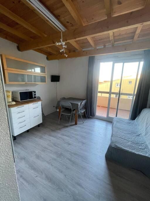Apt 6 personnes plus 2 enfants 200m de la plage ,Draps et serviettes non fournies Apartment in Agde