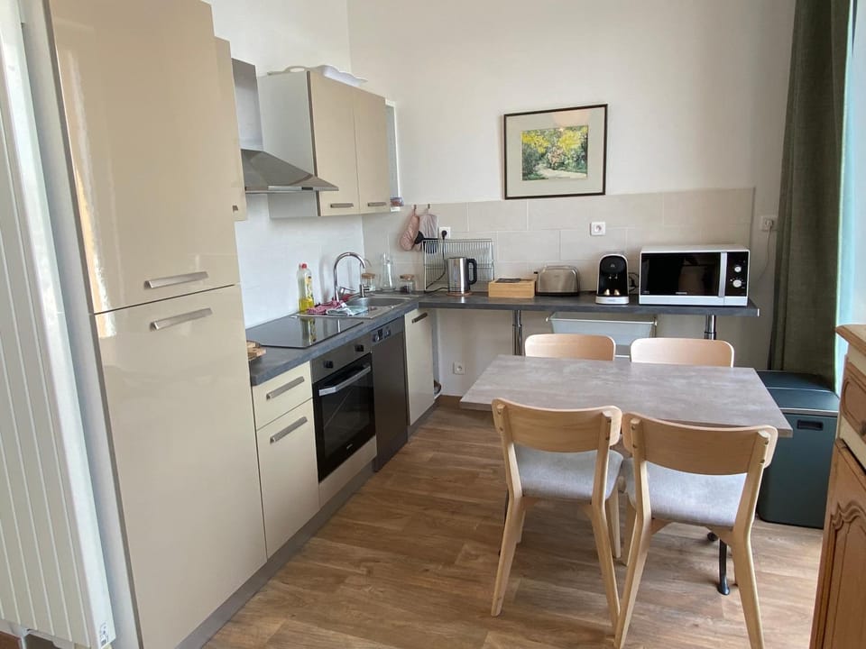 Établissement 3 étoiles avec ASCENSEUR, 3 appartements lumineux vue port avec balcon, 200m de la mer, Wifi Fibre, tous service inclus Apartment in Dieppe