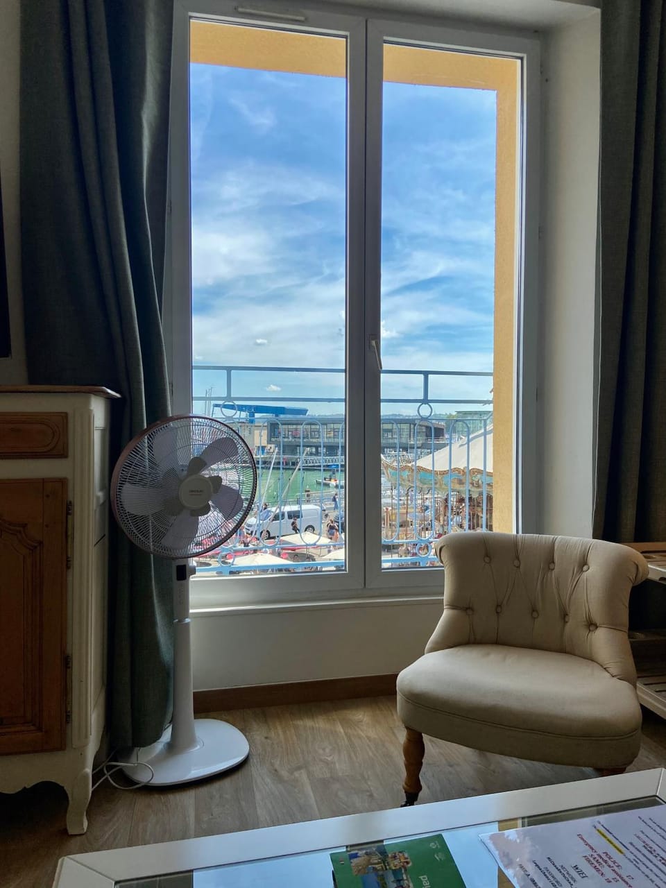 Établissement 3 étoiles avec ASCENSEUR, 3 appartements lumineux vue port avec balcon, 200m de la mer, Wifi Fibre, tous service inclus Apartment in Dieppe