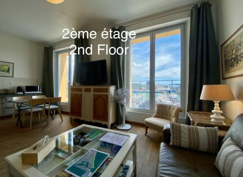 Établissement 3 étoiles avec ASCENSEUR, 3 appartements lumineux vue port avec balcon, 200m de la mer, Wifi Fibre, tous service inclus Apartment in Dieppe