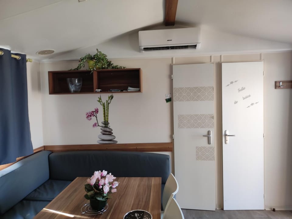 Seating area, Dining area, air conditioner