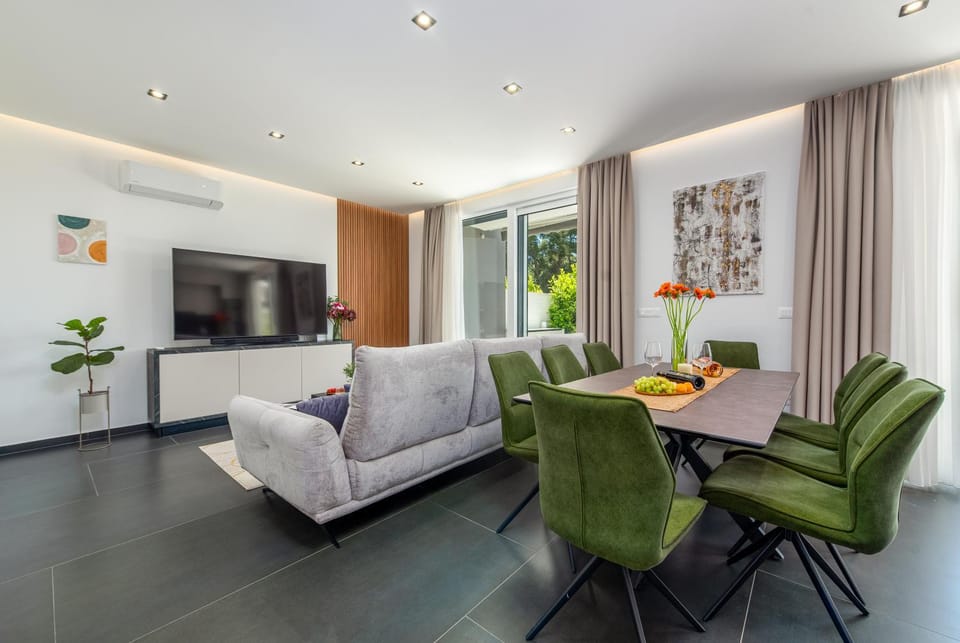 TV and multimedia, Living room, Seating area, Dining area