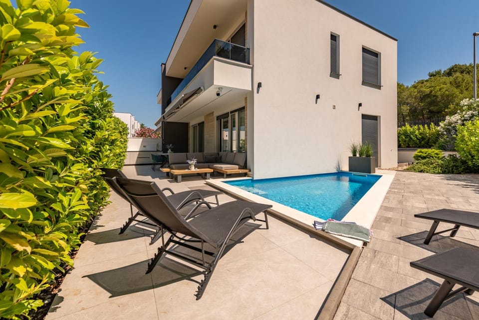 Property building, Patio, Day, Pool view, Swimming pool, sunbed
