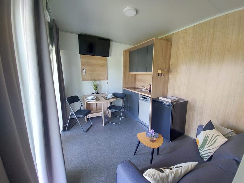 TV and multimedia, Kitchen or kitchenette, Living room, Seating area, Dining area