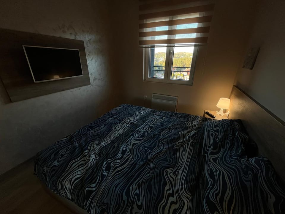 Bed, TV and multimedia, Bedroom