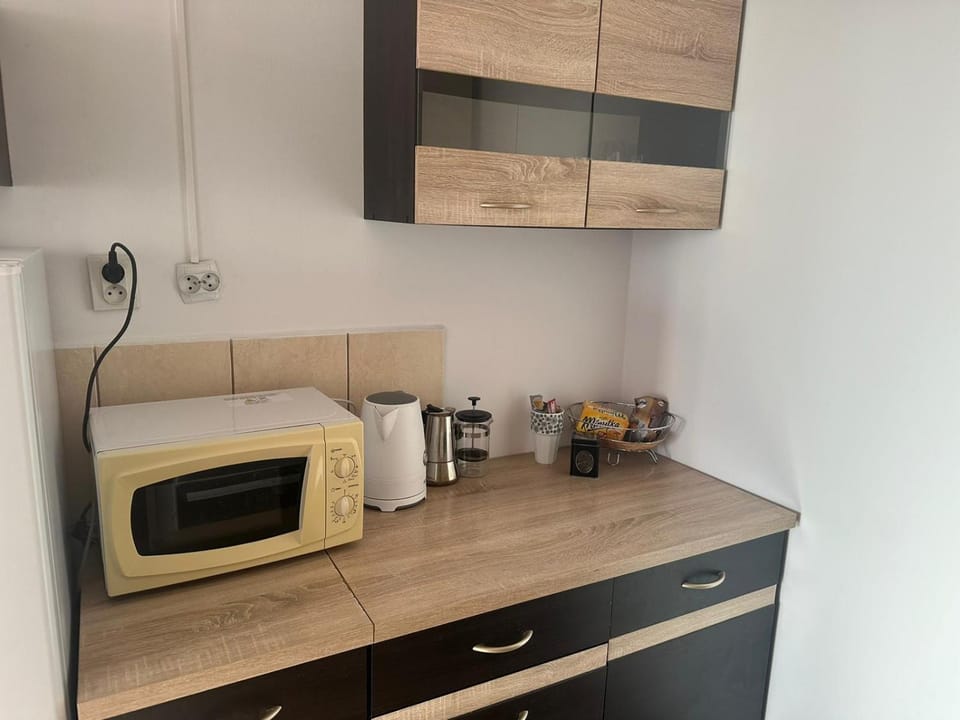 Coffee/tea facilities, Kitchen or kitchenette, microwave, stove, kitchen