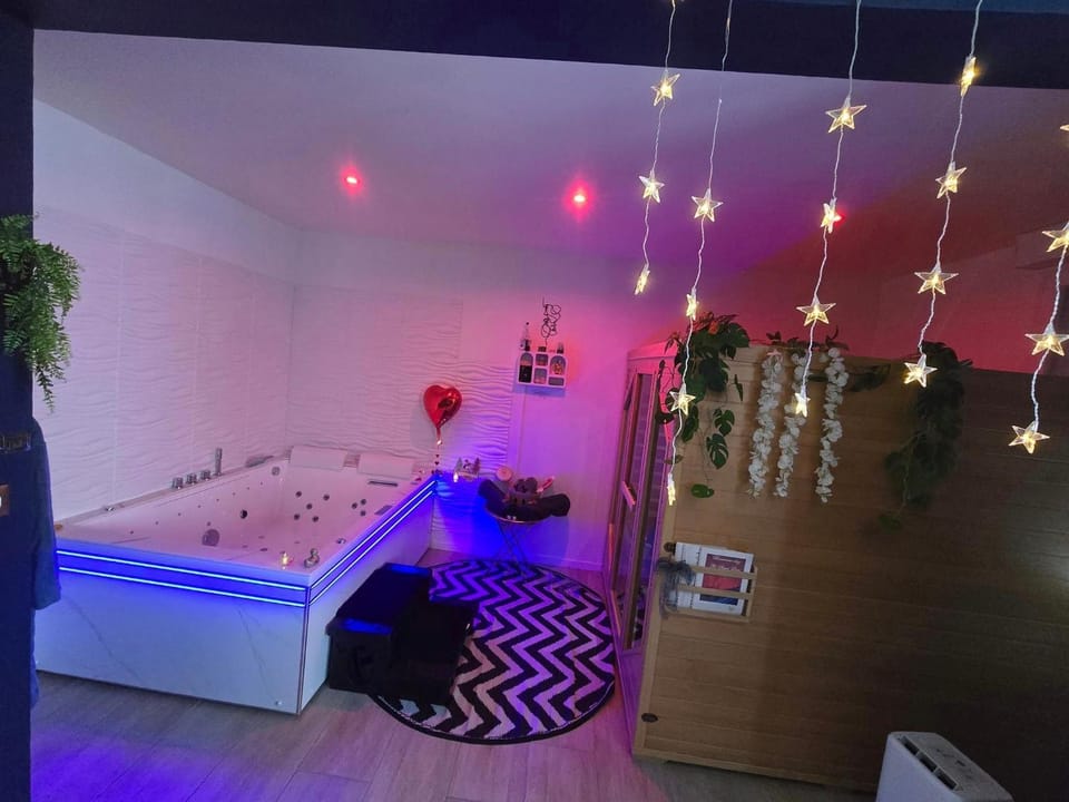 Maison équipée avec petit déjeuner gratuit - balnéo- sauna - siège massant et pièce secrète Love hotel in Normandy