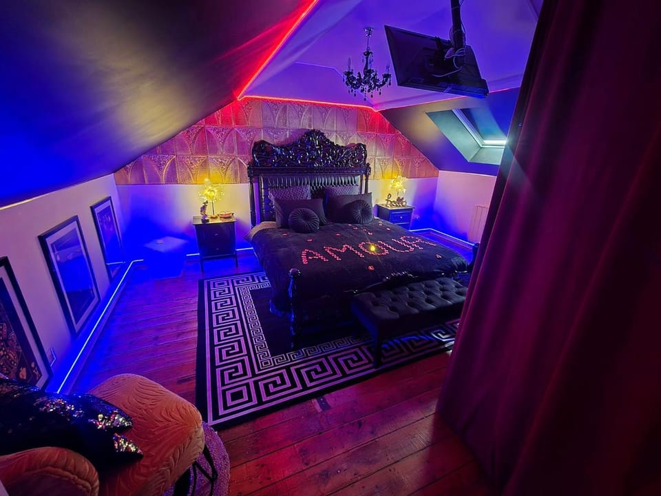 Bed, TV and multimedia, Photo of the whole room