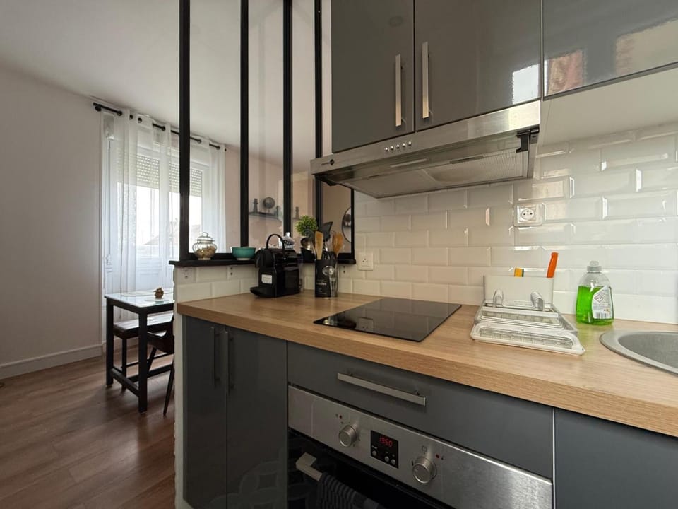 Kitchen or kitchenette, Dining area, stove