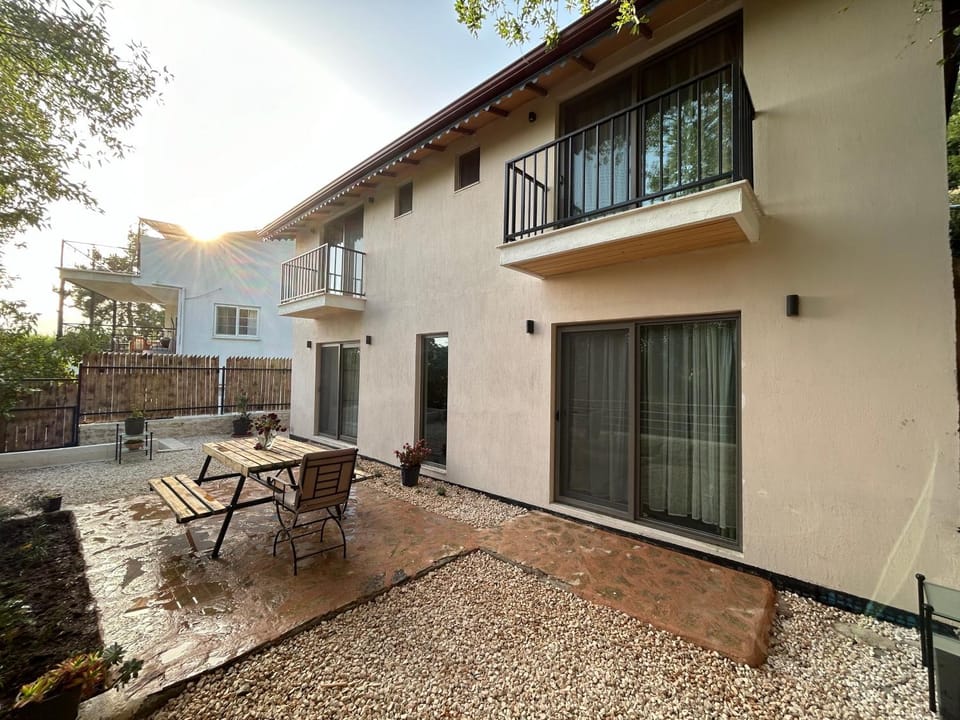 Property building, Balcony/Terrace, Dining area