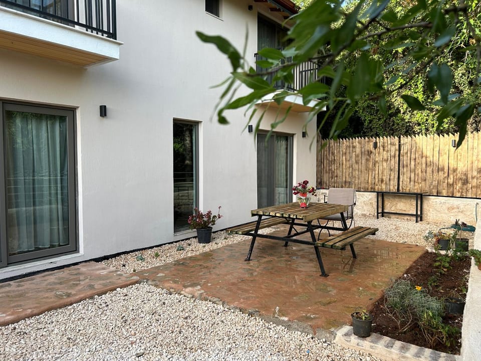 Property building, Balcony/Terrace, Dining area, Garden view