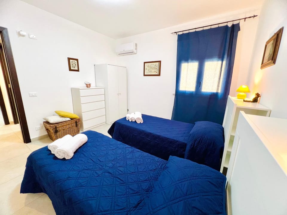 Bed, Bedroom, towels, air conditioner