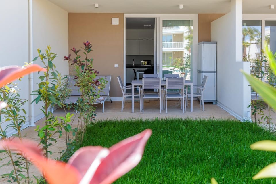 Patio, Spring, Day, Garden, Dining area, Garden view