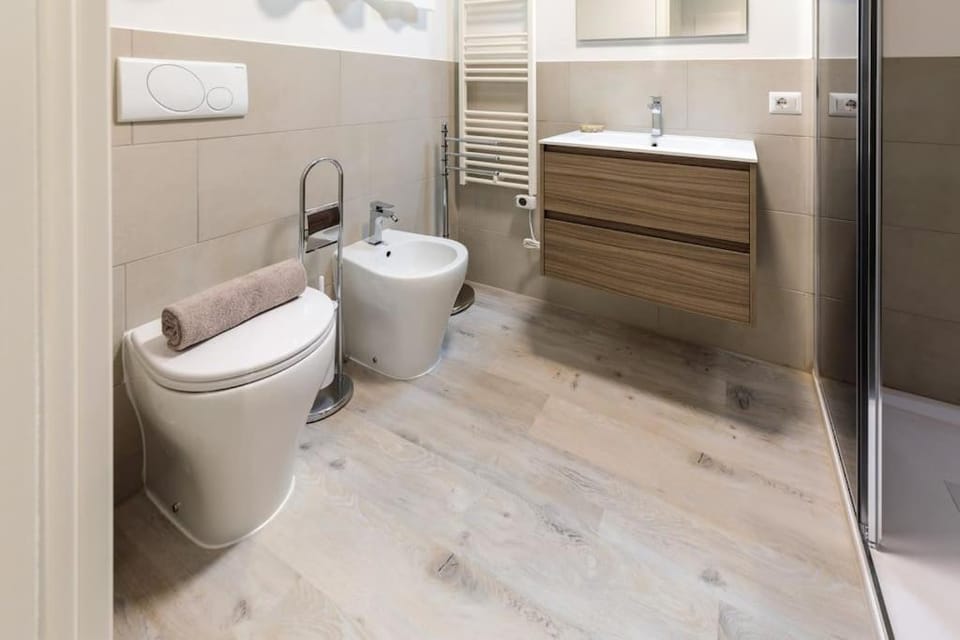 Toilet, Bathroom, bidet, towels