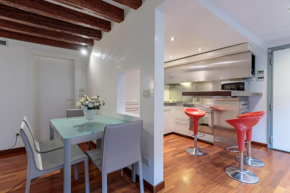Kitchen or kitchenette, Seating area, Dining area