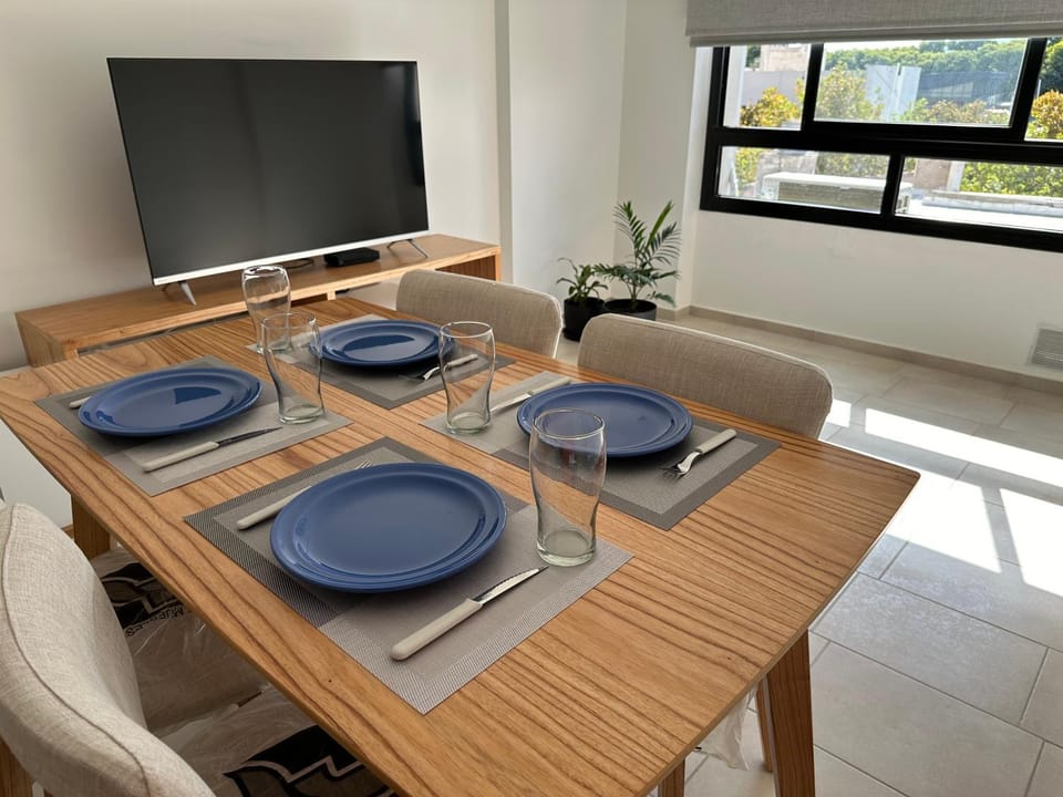 TV and multimedia, Living room, Seating area, Dining area