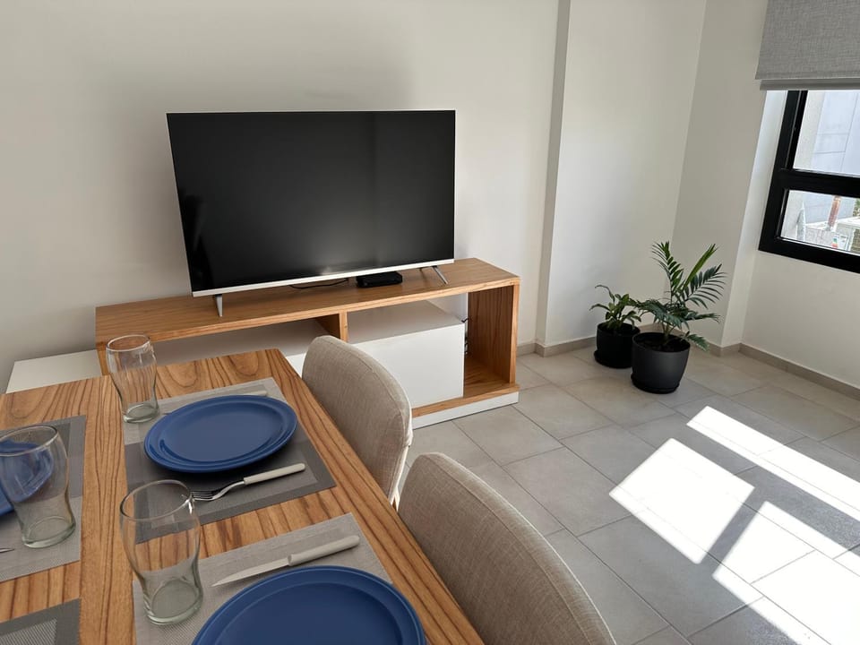 Communal lounge/ TV room, TV and multimedia, Living room, Photo of the whole room, Dining area