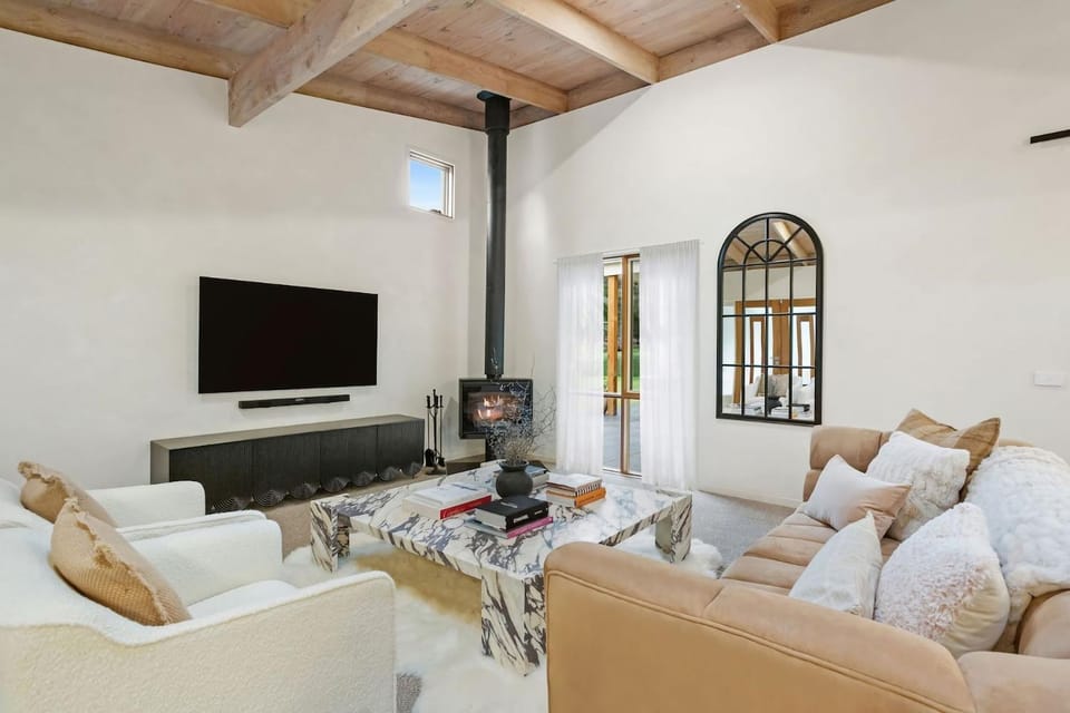 Villa Syrene Pool and Spa Retreat House in Melbourne