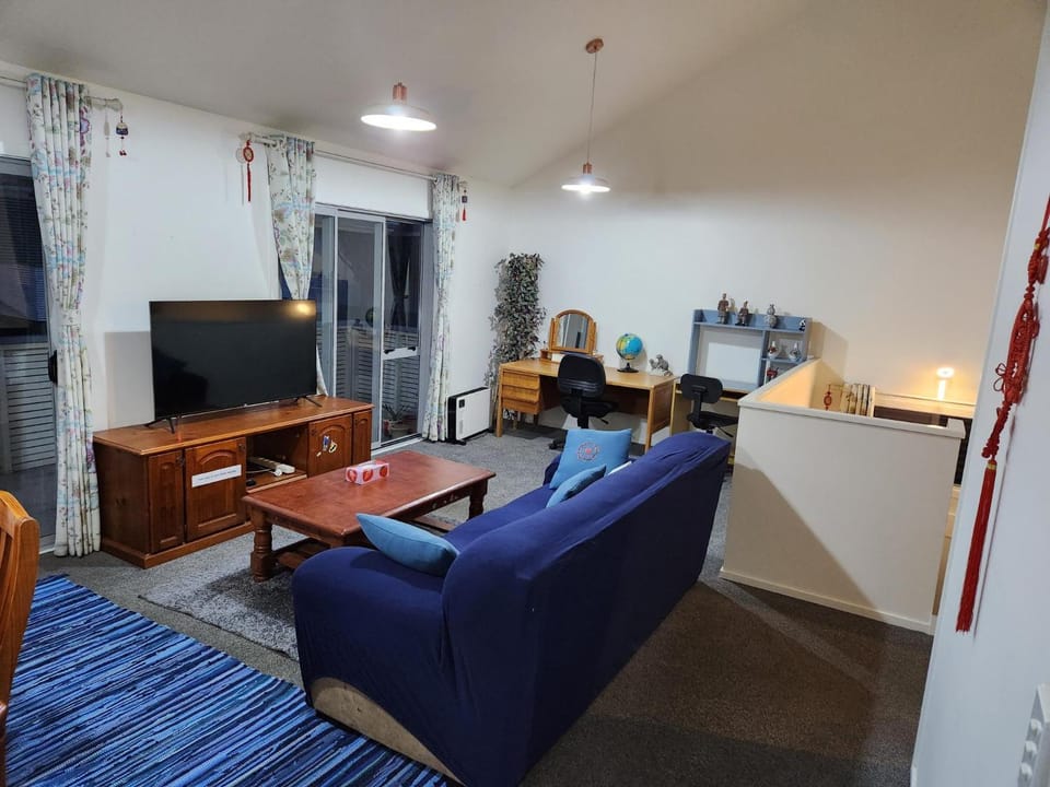 An inner city 4-bedroom house with two carparks House in Wellington