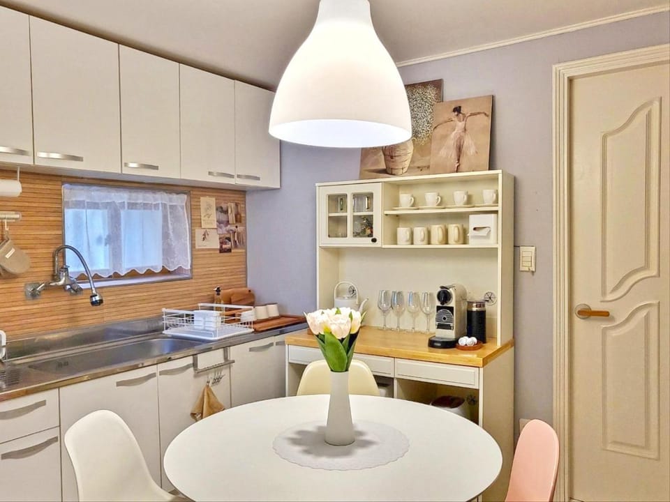 Kitchen or kitchenette, Dining area