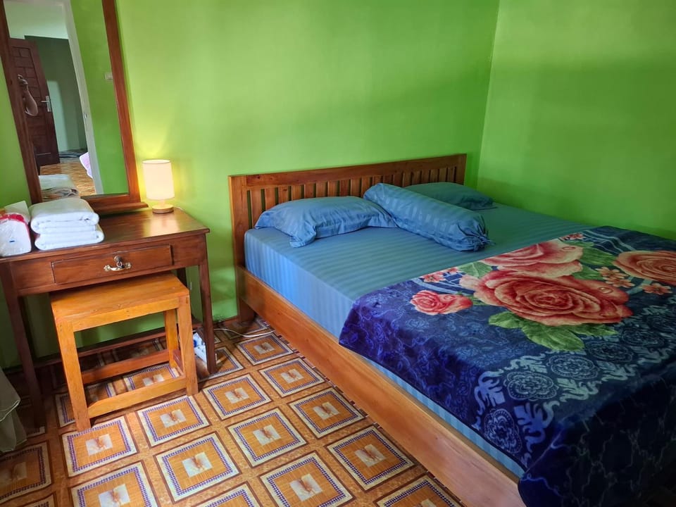 Photo of the whole room, Bedroom