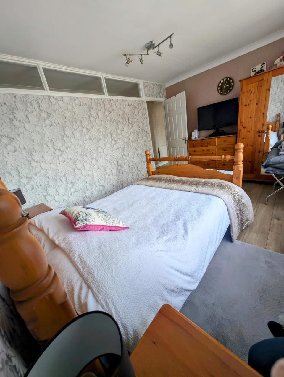 Bed, TV and multimedia, Photo of the whole room, Bedroom