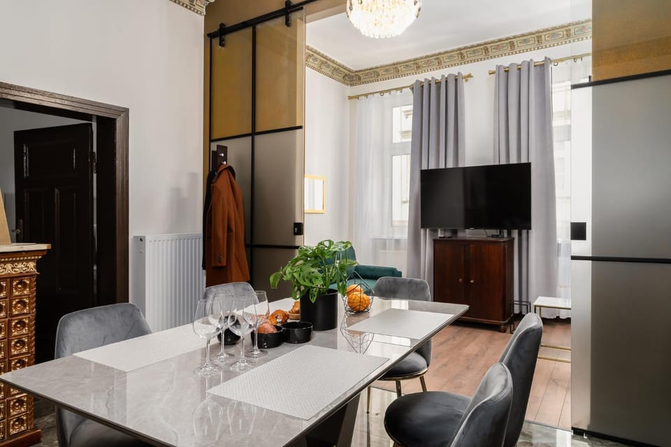 TV and multimedia, Kitchen or kitchenette, Living room, Dining area