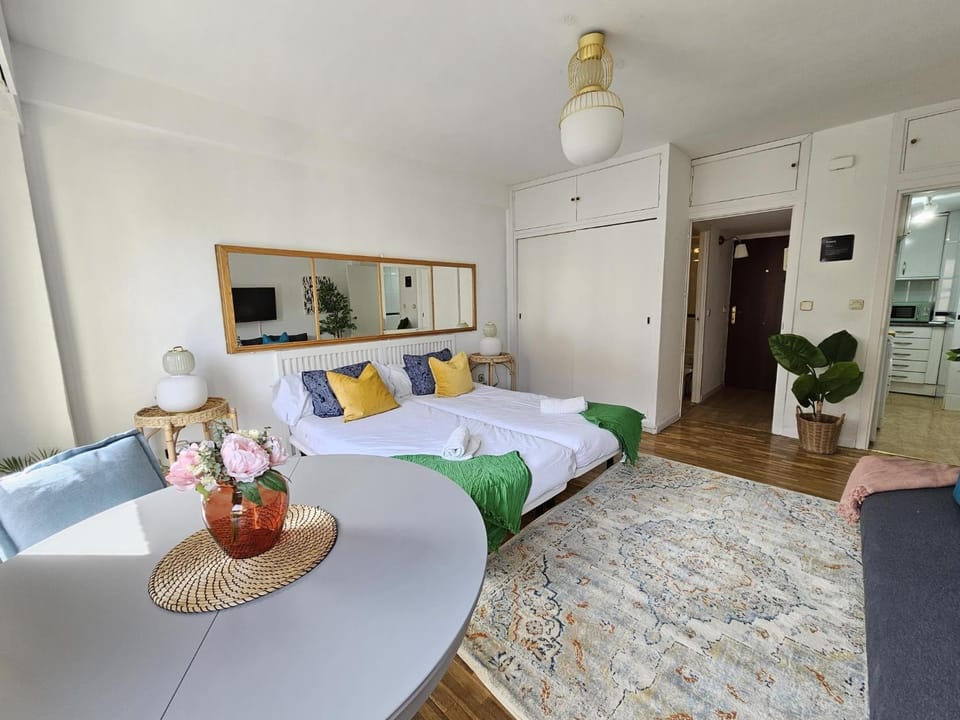 Bed, TV and multimedia, Living room, Photo of the whole room, Seating area, Dining area, Bedroom, wardrobe