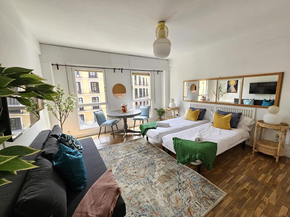 Bed, TV and multimedia, Living room, Photo of the whole room, Seating area, Bedroom