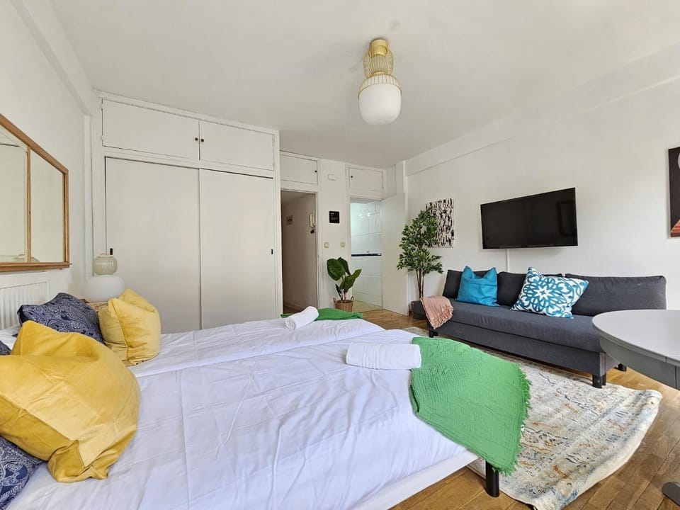 Bed, TV and multimedia, Living room, Photo of the whole room, Seating area, Bedroom, wardrobe