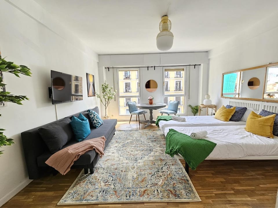 Bed, TV and multimedia, Living room, Photo of the whole room, Seating area, Bedroom