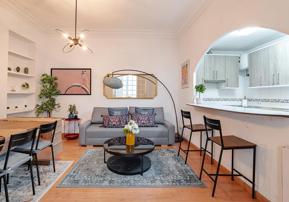 Kitchen or kitchenette, Living room, Seating area, Dining area