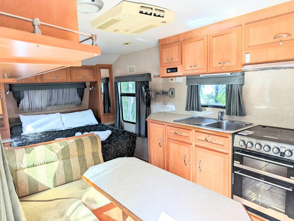 Bed, Kitchen or kitchenette, Lounge or bar, Photo of the whole room, Bedroom, pet friendly, stove, air conditioner