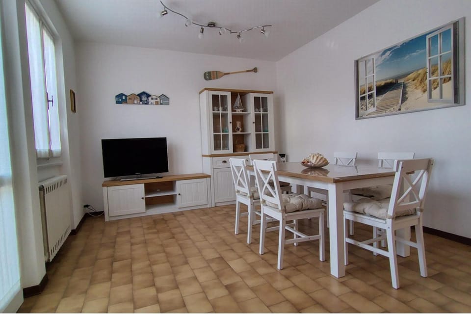 Communal lounge/ TV room, Living room, Seating area, Dining area
