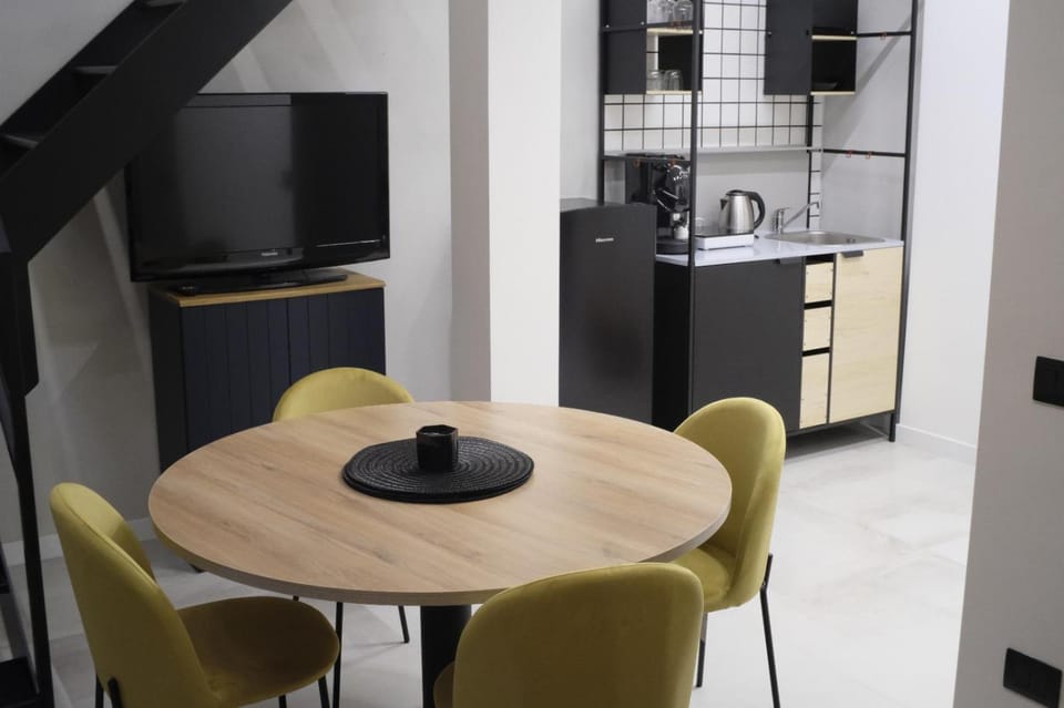 TV and multimedia, Kitchen or kitchenette, Living room, Seating area, Dining area, pet friendly, stove