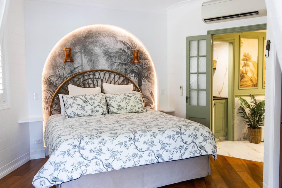 Coco's - in town {Ultima Collection} Apartment in Port Douglas