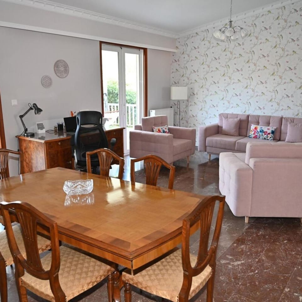 Seating area, Dining area