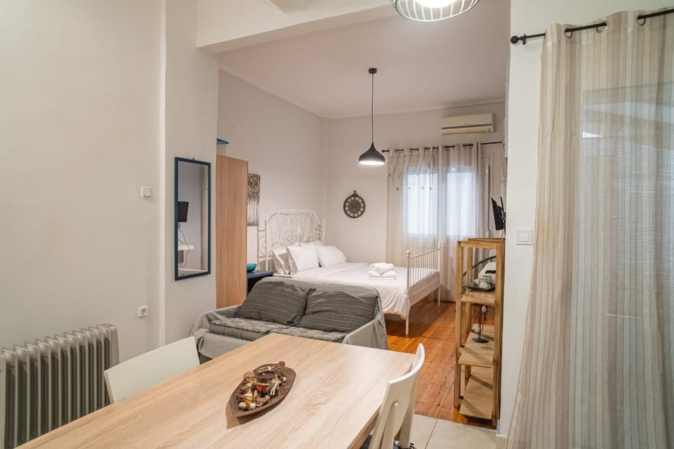 Bed, Living room, Photo of the whole room, Decorative detail, Seating area, Dining area