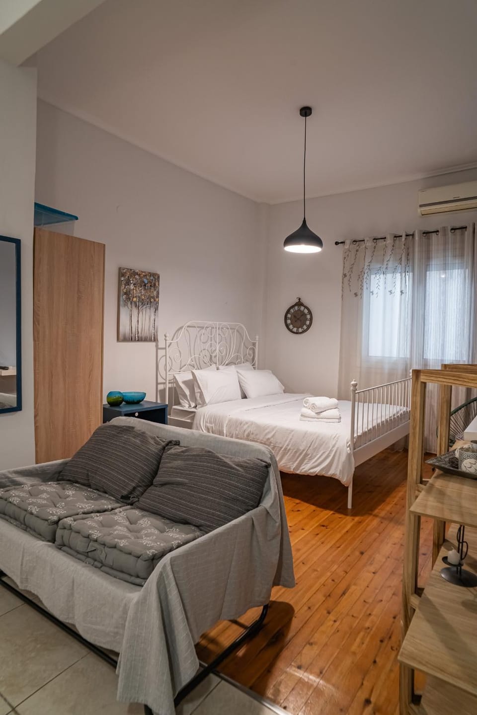Bed, Living room, Photo of the whole room, Decorative detail, Seating area, Bedroom