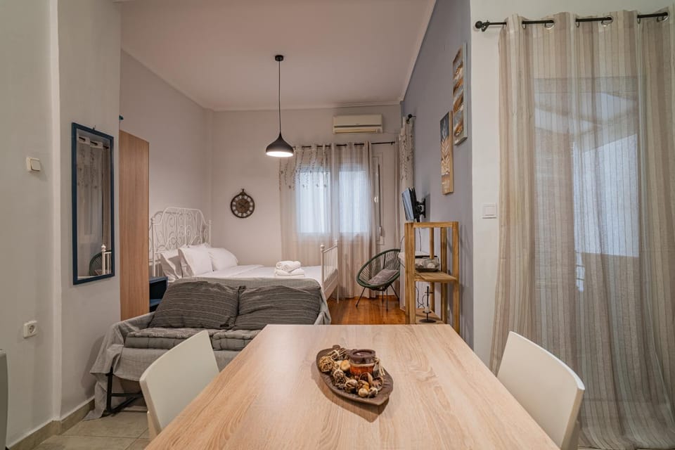 Bed, TV and multimedia, Living room, Photo of the whole room, Decorative detail, Seating area, Dining area, Bedroom, air conditioner